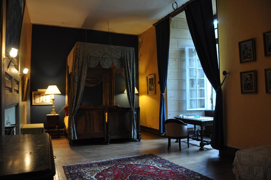 Chateau De Lanquais Bed & Breakfast Exterior photo